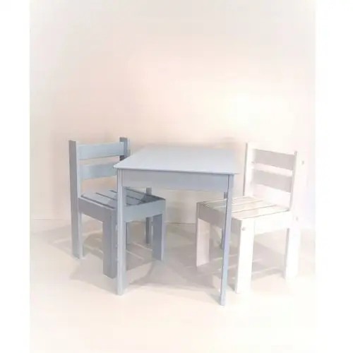 Stolik z dwoma krzesełkami